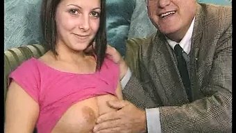 紧致的18岁女孩在德国色情视频中被60岁男子深喉。