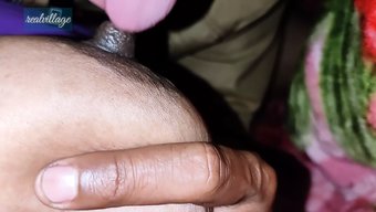 毛发的印度熟女乌米拉·巴比的大奶子在热门电影中被操