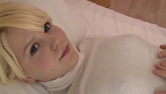 欧洲美女赛在软核视频中炫耀她的大奶子