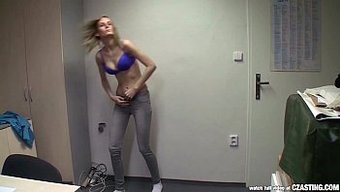 瘦小的捷克美女展示她的小胸部