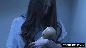 瘦弱的欧洲少女elena Koshka享受独奏的时光