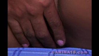 甜美的18岁女孩在独奏会话中探索她的性欲