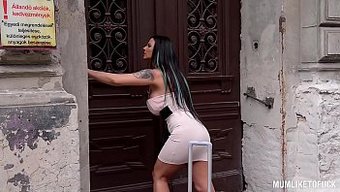 巨乳熟女simony Diamond在三人行中接受两根硬阴茎