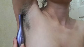 穿着比基尼的美女展示她的毛的身体