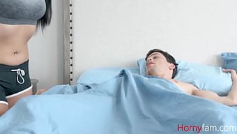 Karmen Santana恳求她的继妹满足她对性的早晨渴望