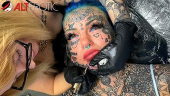 身材美的美女在亲密接触中获得了额外的面部墨水