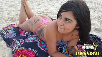 巴西少女独自在科帕卡巴纳海滩上与变态渔民和dj进行狂野的群交