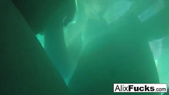 隐藏的摄像头捕捉到alix和jenna在游泳池里的情色遭遇