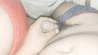 18岁印度女孩自慰并高潮。