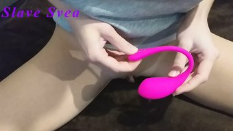 这个年轻女孩在短短的八分钟内达到了五次高潮的新快感