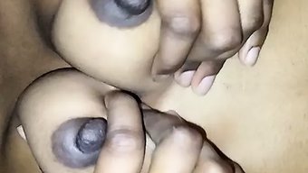 出轨的印度妻子在旅馆房间里与男友享受性爱