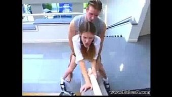 Melissa Ashley在热辣的场景中展示她的瘦身和大鸡巴