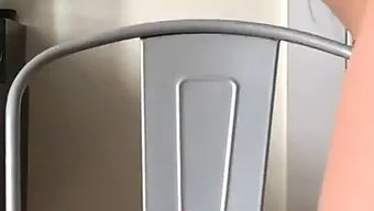 女孩沉迷于自我愉悦的性玩具