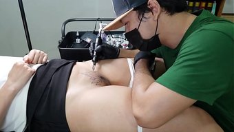 浪漫挑逗变得粗暴,纹身师忍不住射在她体内