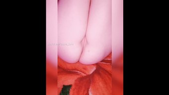 18岁的大学美女在她小小的粉色阴道上高潮