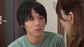 成熟的日本熟女yoi Hatano带领一群热情的男人
