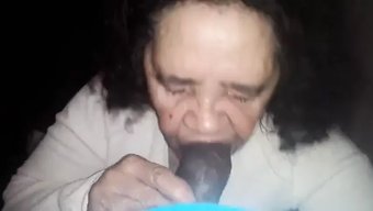 没有牙的业余奶奶享受大黑