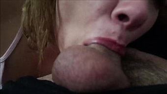 看着继女给继父惊喜口交内射。