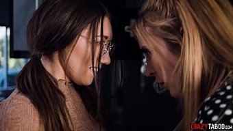 年轻的成熟女人maya Woulfe在热情的拥抱后向淫荡的女同性恋aiden Ashley屈服