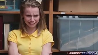 吸和脸部被操的少女痛苦哭泣