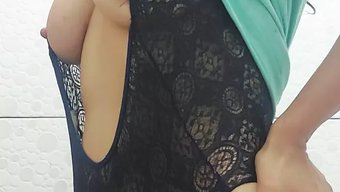 感性的拉丁美洲少女用她的玩具疯狂玩乐