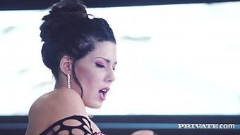 Alexa Tomas在野性的三人行中被两根硬生生的阴茎支配和操