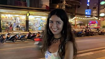 一个在海滩酒吧遇到的女人的粗暴性爱和肛交之夜。