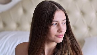 Hottiestwo - 与一个令人难以置信的美丽自然女孩的感性性爱,以惊人的内射结束。