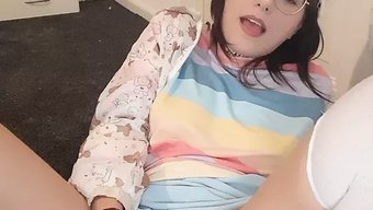 可爱的年轻女孩用性玩具自慰