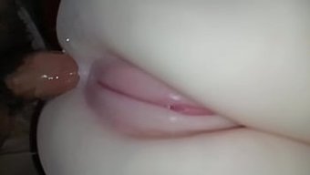热的年轻少女用玩具享受交