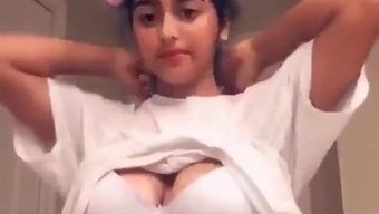 美丽的拉丁美女穿着美丽的皮肤