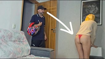 已婚妇人穿着内裤应门接受分娩。