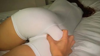 放松,如果你的继妹昏昏欲睡没关系!直接给她一根屌插进她的逼里!