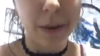 西班牙男友的棕发女友享受一些独奏游戏