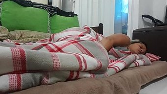 一个湿润而狂野的业余爱好者在恋物癖视频中与她最喜欢的黑人自慰