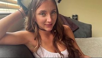 Macy Meadows穿着性感的服装,骚气十足地耍花招,玩得不亦乐乎。