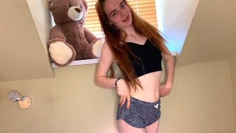 18岁的德国少女前三个视频的合集,展示了她小而下垂的乳房和喷射的高潮