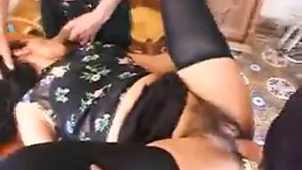 熟女和紧致的阴道的业余三人行