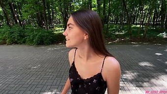 射在她的头发和脸上:一个独奏自慰视频