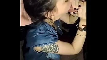Valentina Wild和她的情人在户外的bdsm三人行