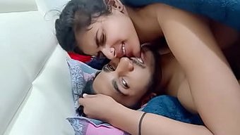 剃光的印度少女在与前男友激情性爱时呻吟