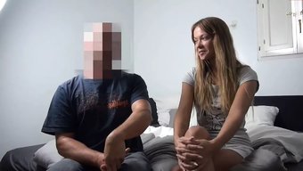 金发女孩得到了她的第一份护送工作