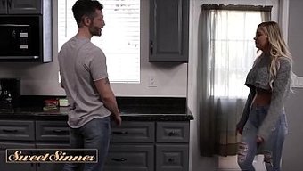 Alison Avery的出轨妻子在这个热的视频中被抓住并受到惩罚