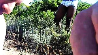 在海滩上与女友进行阴道自慰和口交