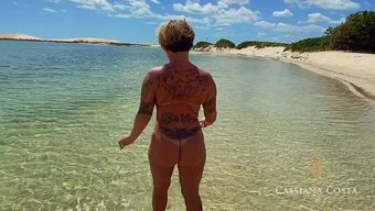 大自然的乳房拉丁美洲人卡西安娜·科斯塔在沙子和水中狂野骑乘