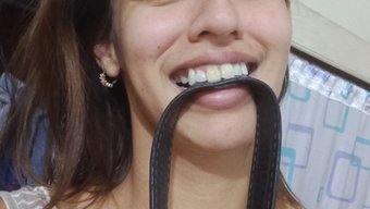 业余熟女用皮带惩罚她的阴蒂