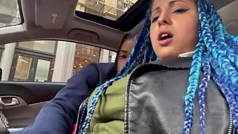 大自然的拉丁美女在纽约公共场合变得湿。