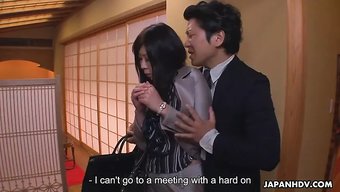 日本秘书在餐厅里被她的老板勾引