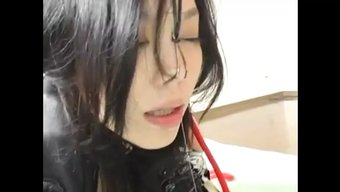日本熟女在公共场合被支配