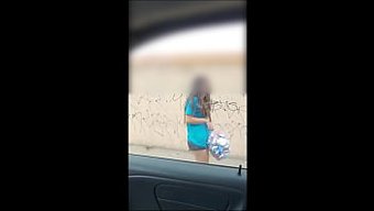 诱人的大学生被一个年长的男人勾引和操